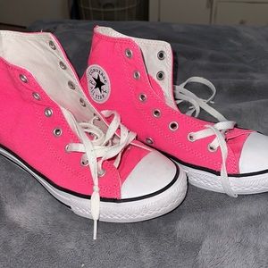 Youth hot pink hogh top converse